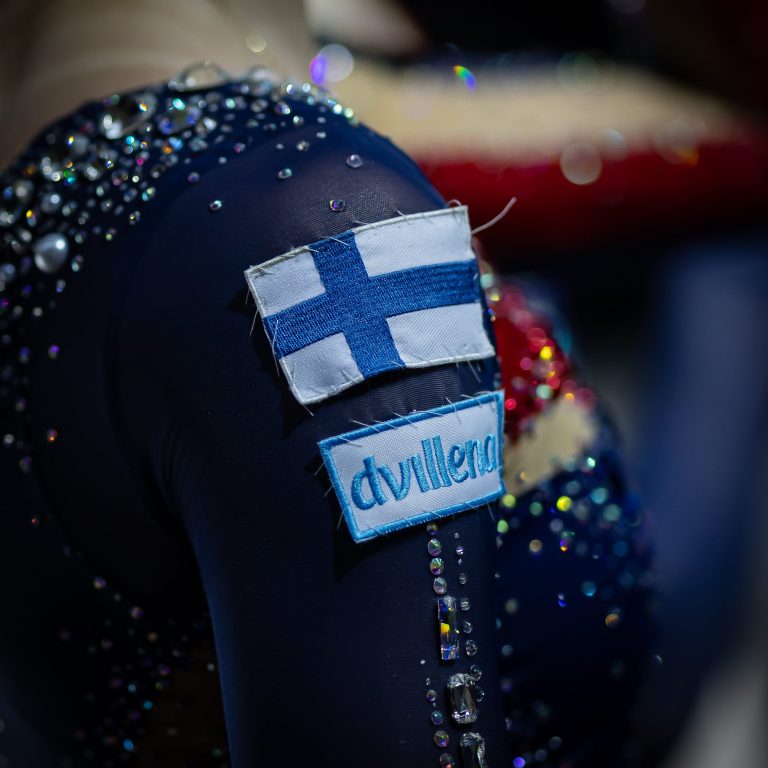 RV maajoukkueen kisapuku Suomen lipulla ja Dvillenan logolla
