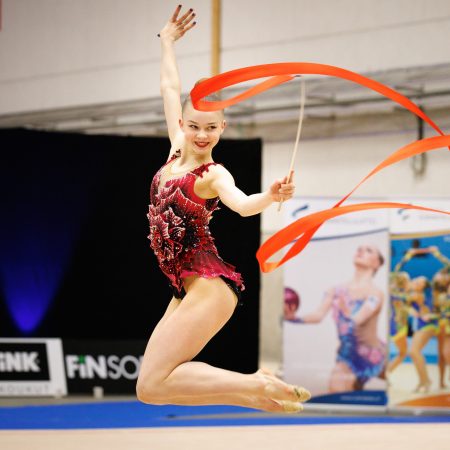Emmi Piiroinen hyppäämässä nauhan kanssa voimistelun SM-kisoissa 2023