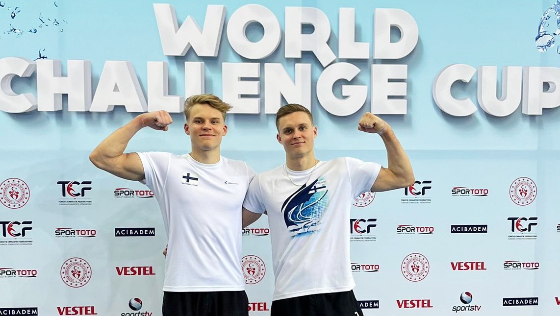 Robert ja Oskar Kirmes poseeraavat World Challenge Cup -tekstiseinän edessä.