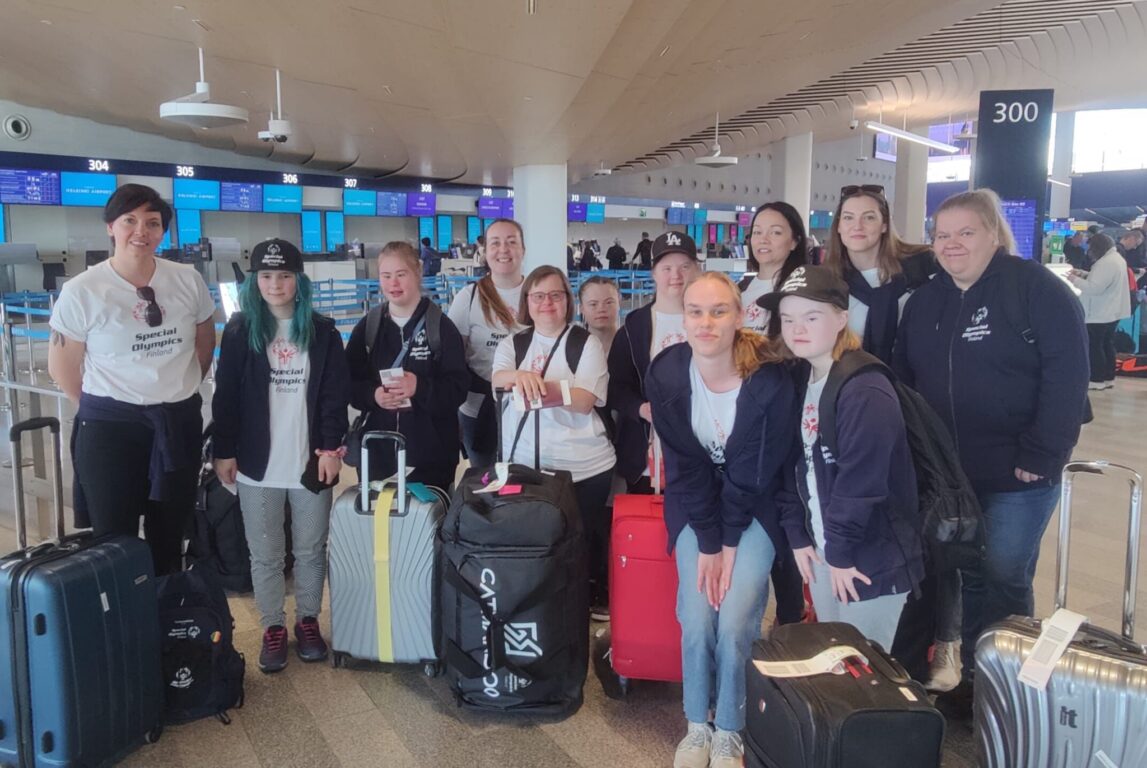 Special Olympics rytmisen voimistelun urheilijat lähdössä Tanskaan.