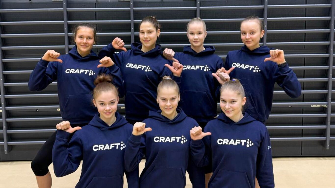 RV maajoukkue, Emmi Piiroinen ja Lia Kallio maaliskuussa 2025 Rytmisen voimistelun maajoukkue, Emmi Piiroinen ja Lia Kallio yhteiskuvassa maaliskuussa 2025.