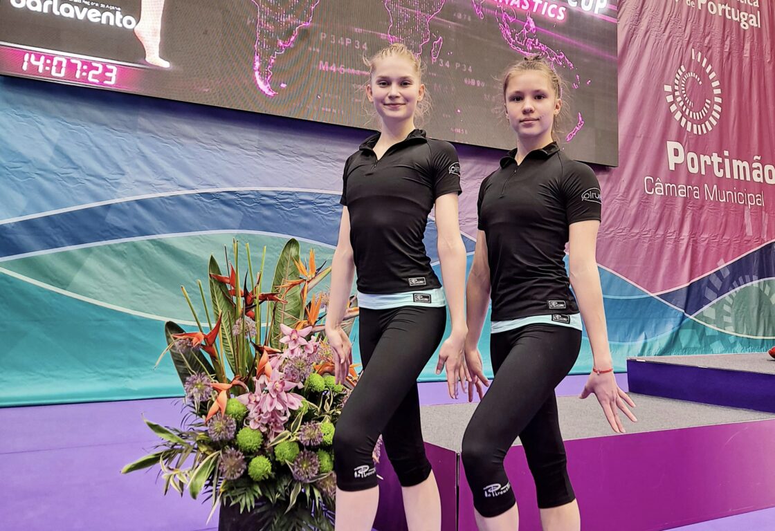 1f6add91-4dbb-43c5-b40a-ab0609063c4b_VSCO Lia Kallio ja Anastasia Rogozhina poseeraavat Portimaon kisapaikalla mustissa verryttelyasuissaan.