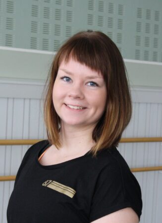 Kasvokuva Johanna Keräsestä. Nainen, jolla on hartiapituiset ruskeat hiukset. Hän hymyilee.