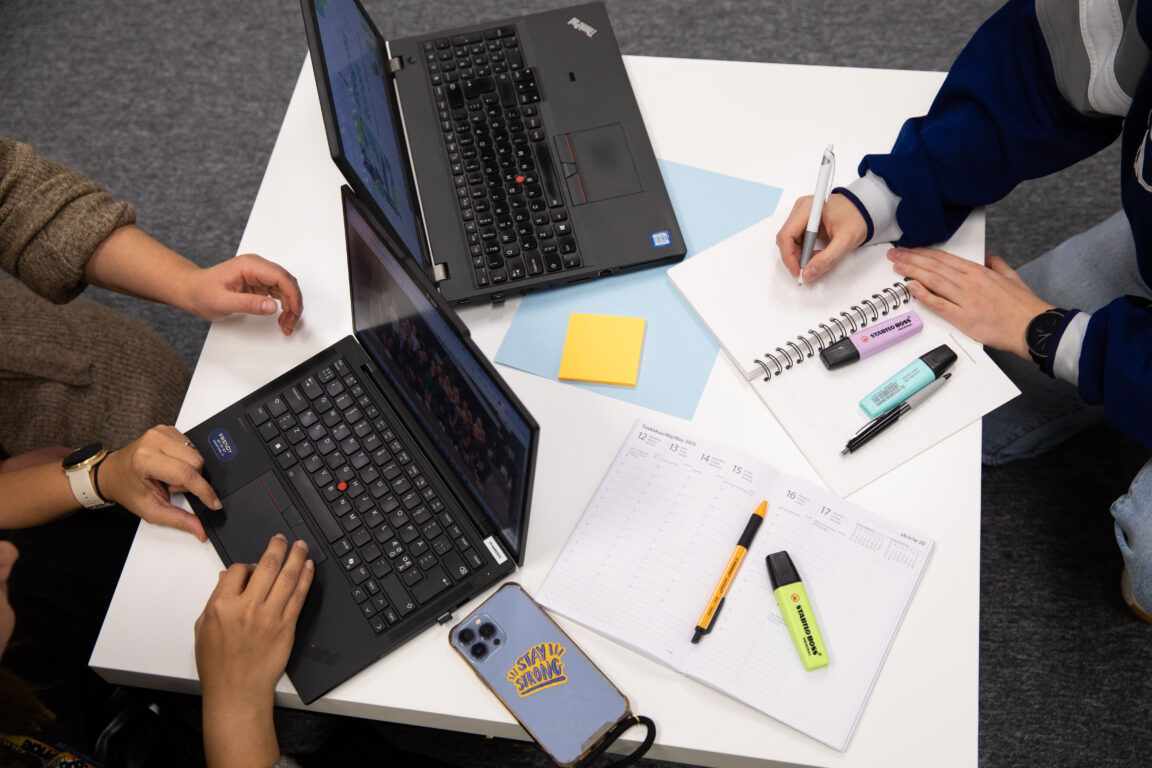 opiskelua koneiden äärellä