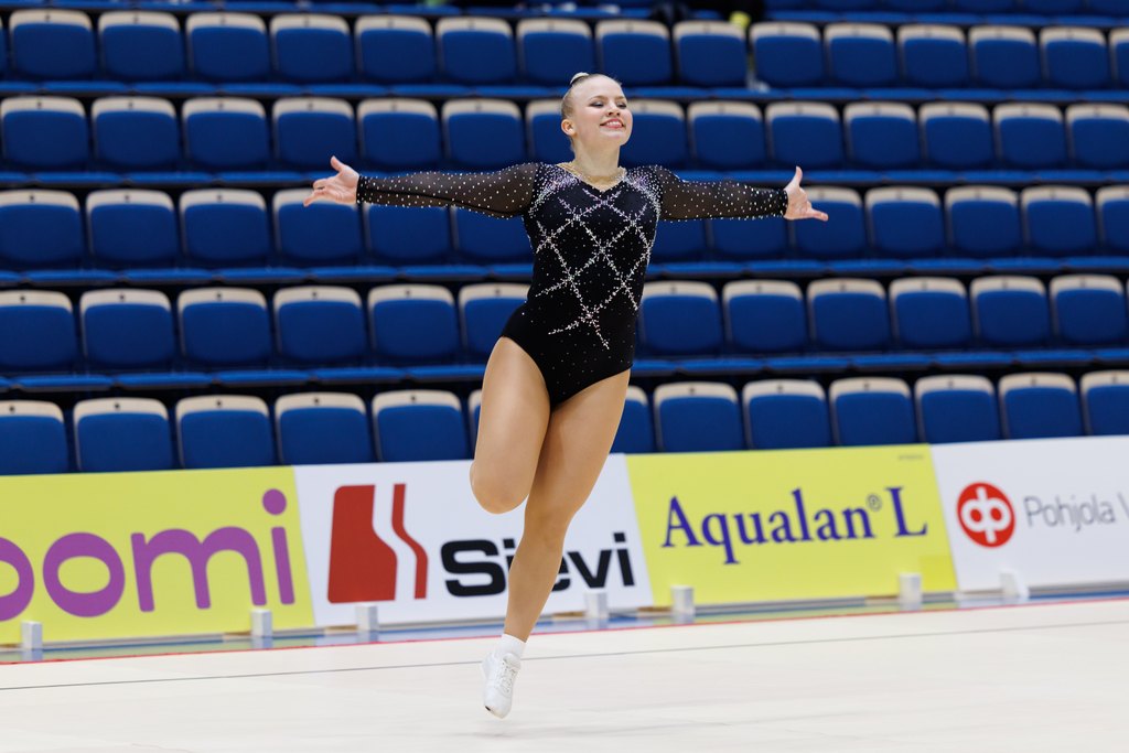 Nea Hukkanen kilpailee voimistelun SM-kilpailuissa toukokuussa 2025