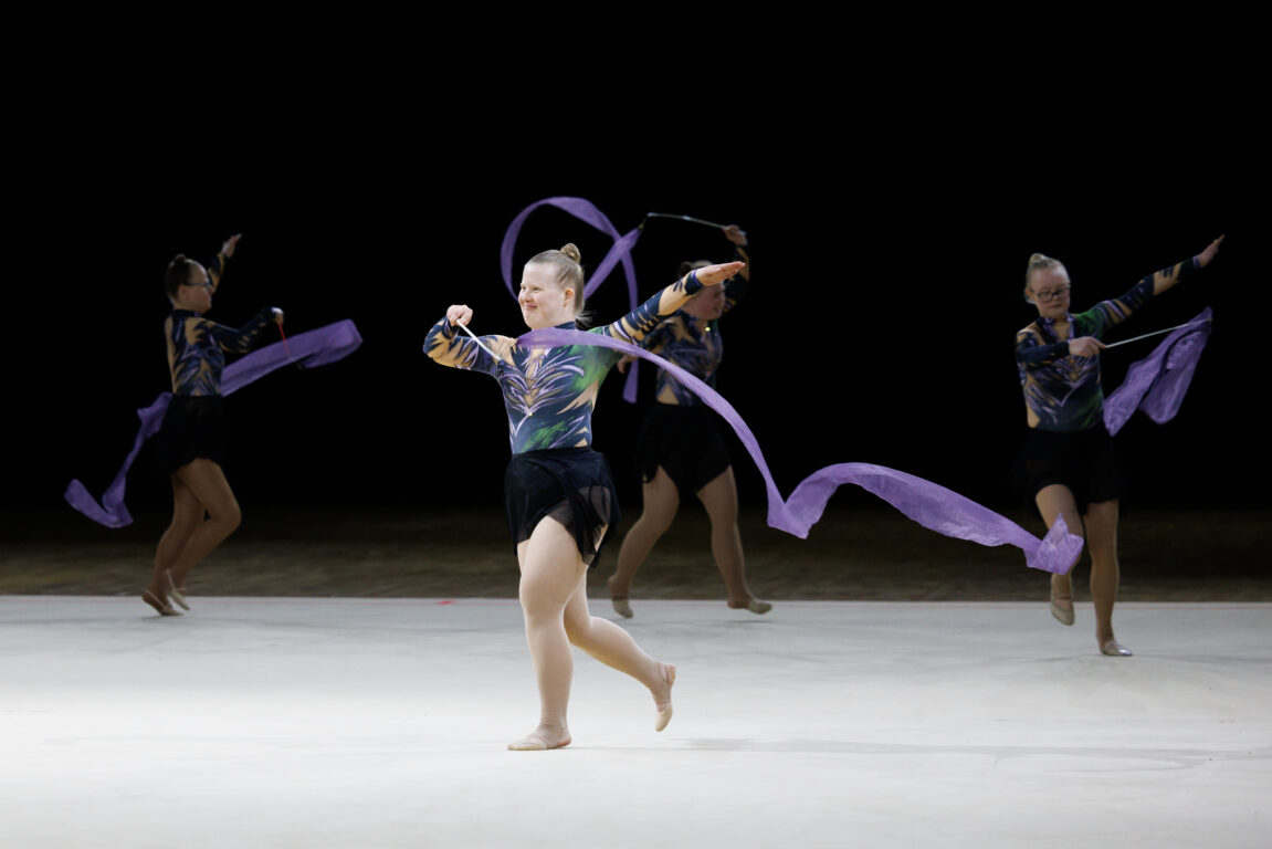 Special Olympics rytmisen voimistelija esiintymässä nauhan kanssa.