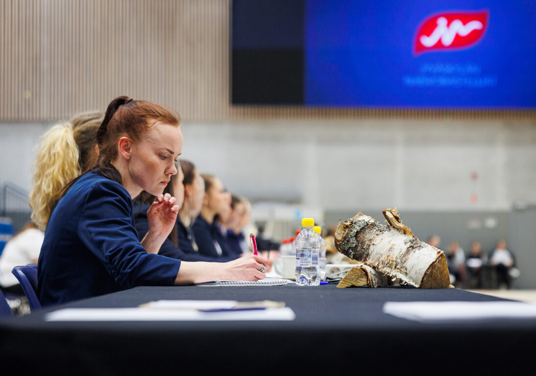 Voimistelutuomarit kilpailuissa