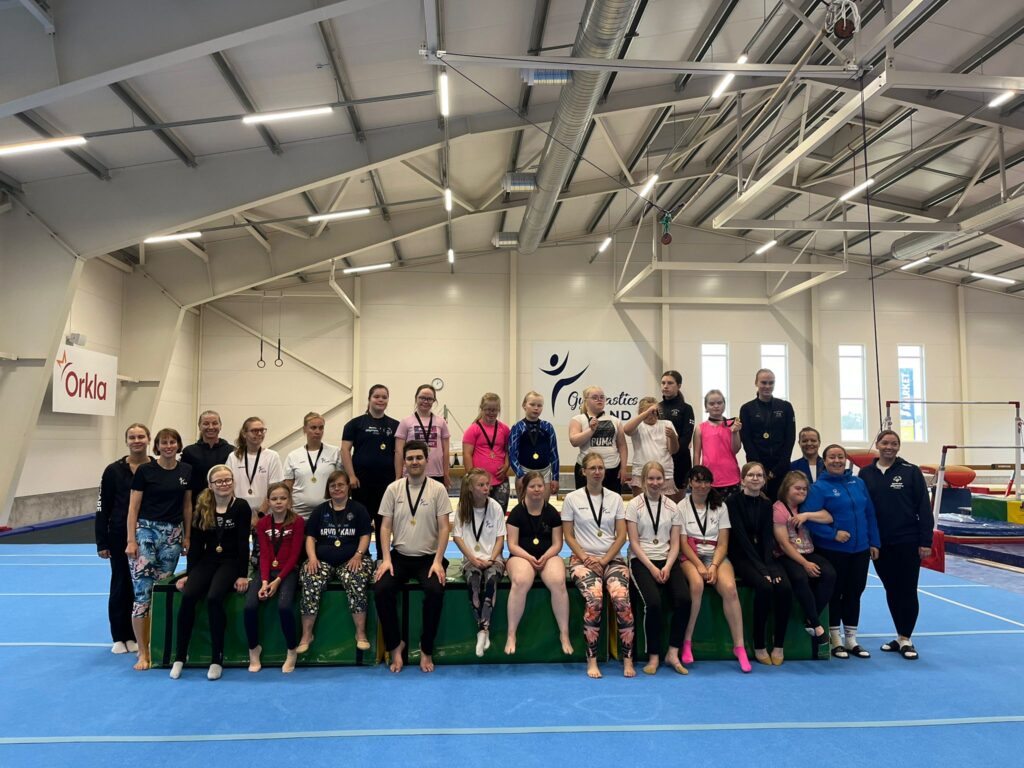 WhatsApp Image 2026-02-19 at 13.01.10 (1) Leiriläiset yhteiskuvassa Ahvenanmaalla.