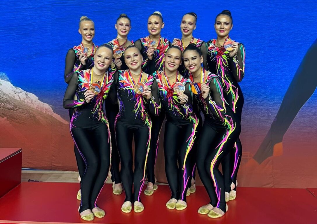 Gloria Jerevanissa Gloria poseeraa pronssimitaleineen palkintopallilla.