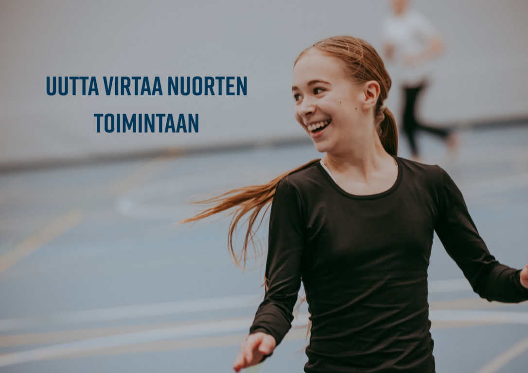 Iloinen nuori Iloinen naurava nuori kuvassa ja tekstinä Uutta virtaa nuorten toimintaan
